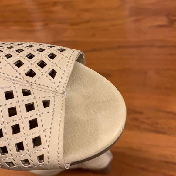 Size 9 cream Booties - Picture 5 of 5